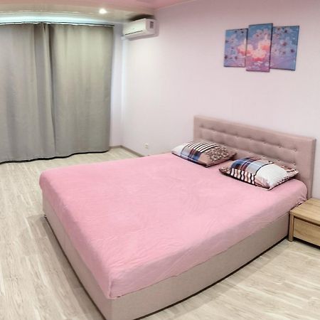 Apartment Near Metro Pozniaky Kiev Dış mekan fotoğraf