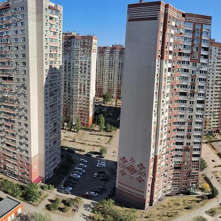 Apartment Near Metro Pozniaky Kiev Dış mekan fotoğraf