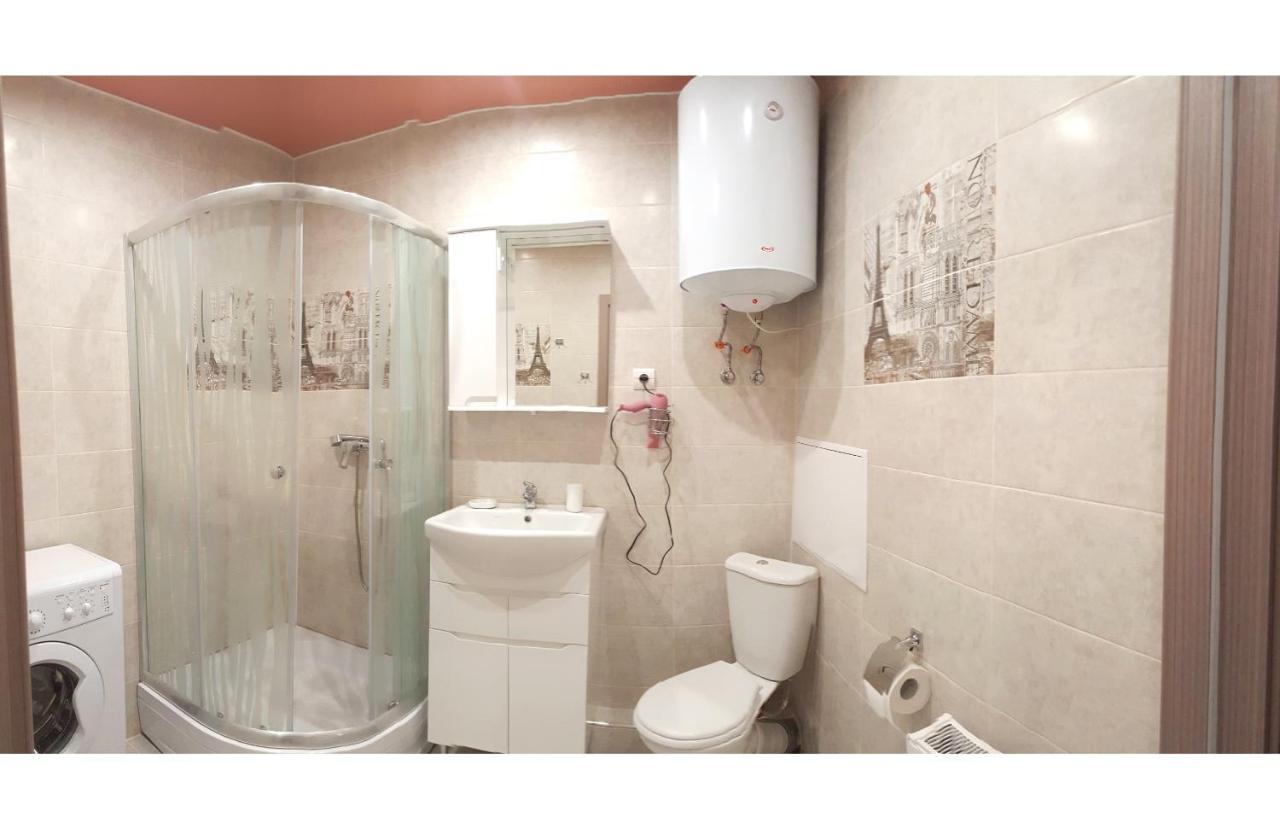 Apartment Near Metro Pozniaky Kiev Dış mekan fotoğraf